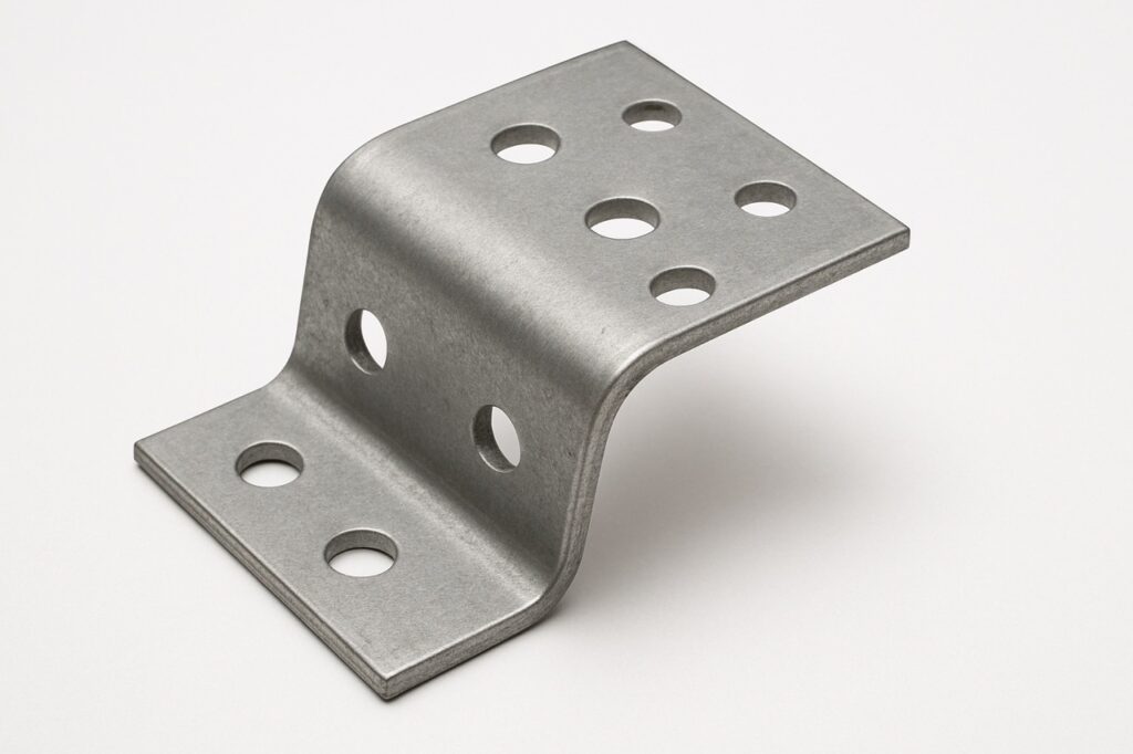 Otwory i wycięcia w strefie gięcia. Wyzwania i rozwiązania we współczesnej obróbce blach