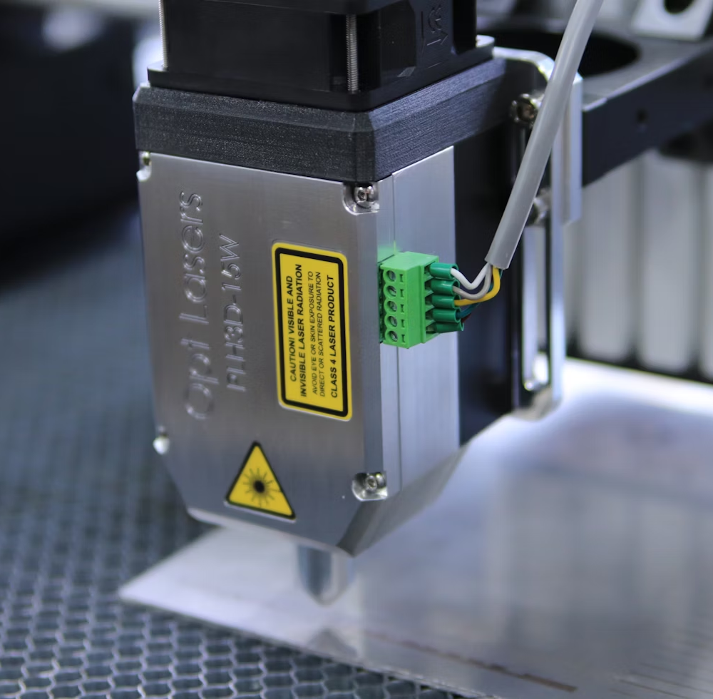 Precyzyjne cięcie laserowe CNC blachy metalowej podczas obróbki przemysłowej