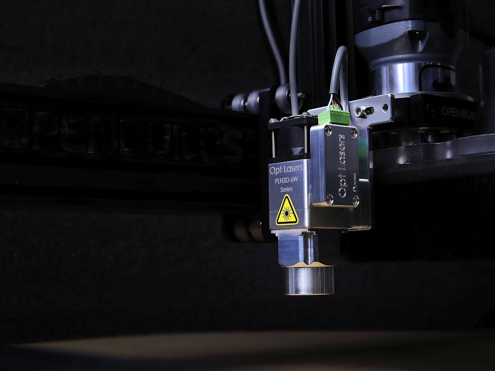 Głowica lasera grawerującego zamontowana na maszynie CNC.