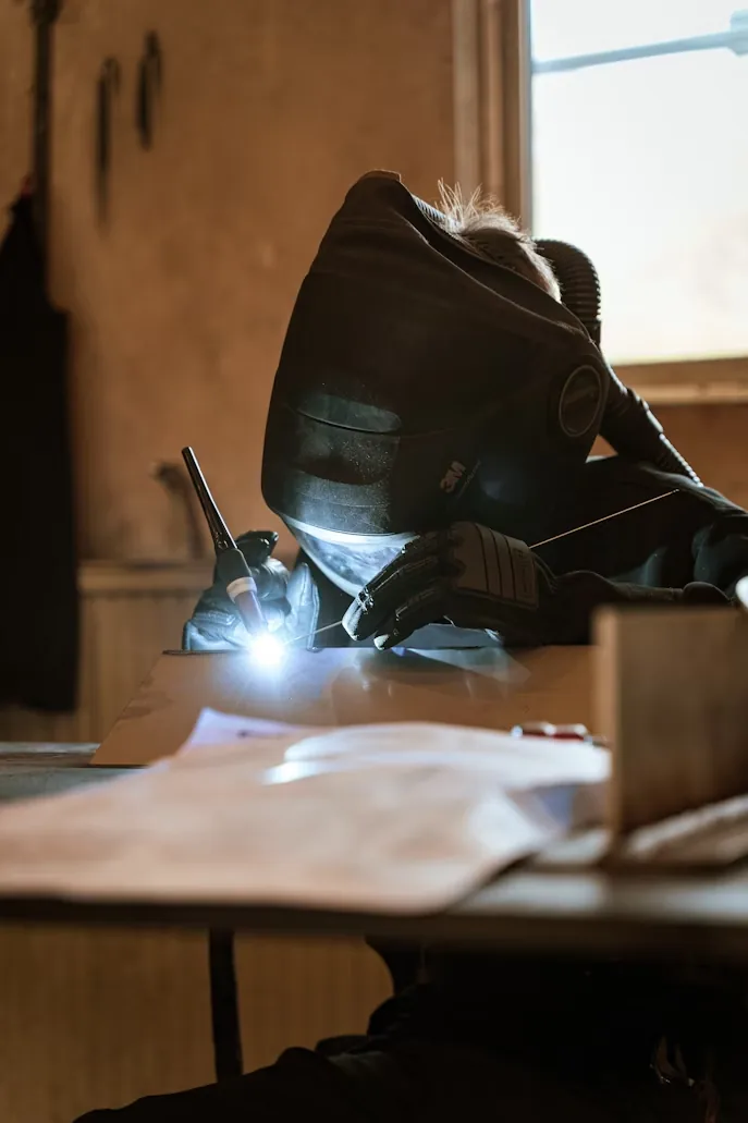 Spawacz wykonujący spawanie TIG stali nierdzewnej w warunkach warsztatowych